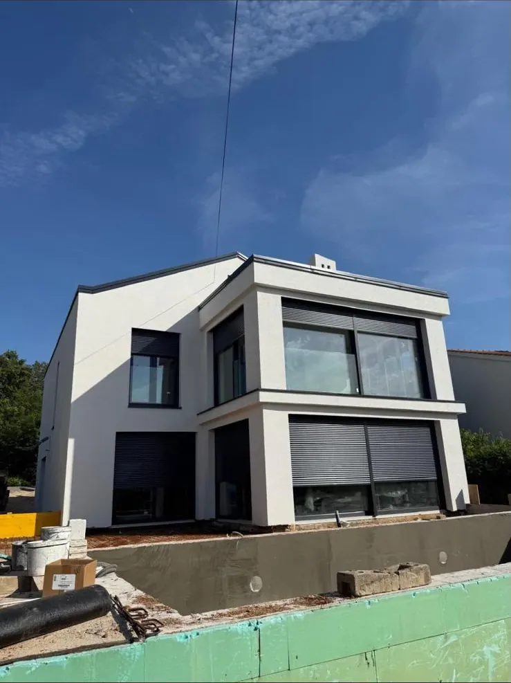 Moderna vila s vanjskim roletnama