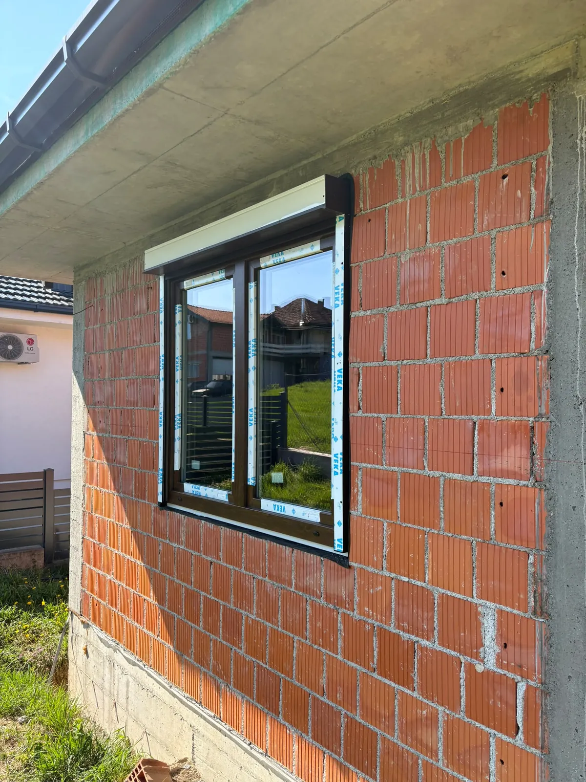 Dvokrilni PVC prozor — detalj ugradnje