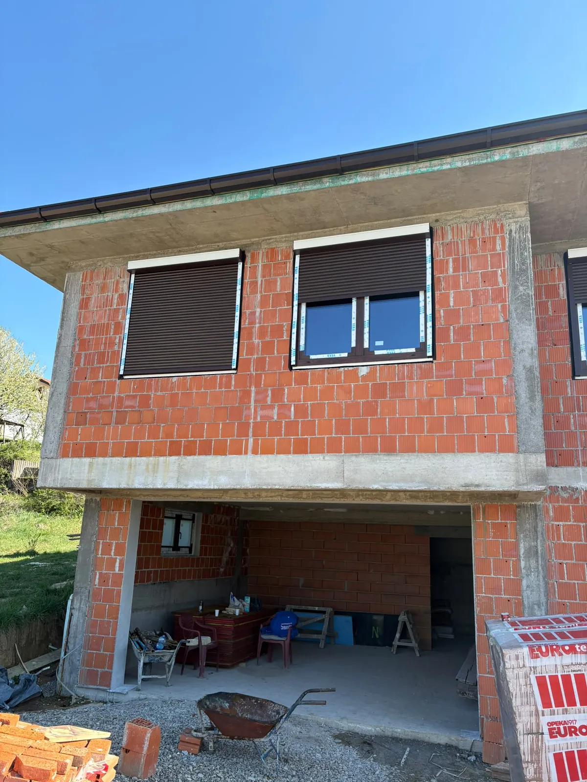 Kuća s ugrađenim roletnama