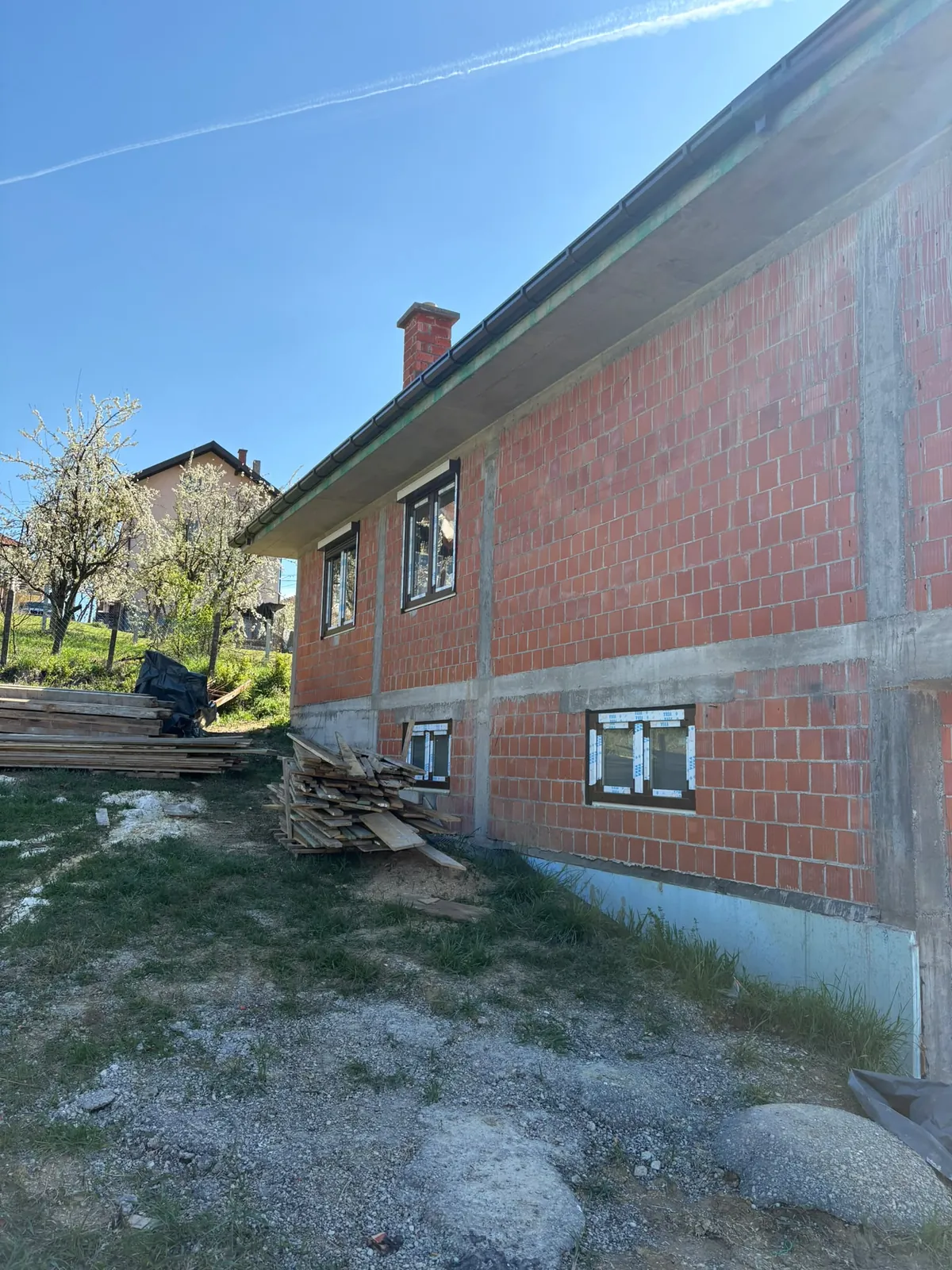 Novogradnja s kompletno ugrađenim prozorima