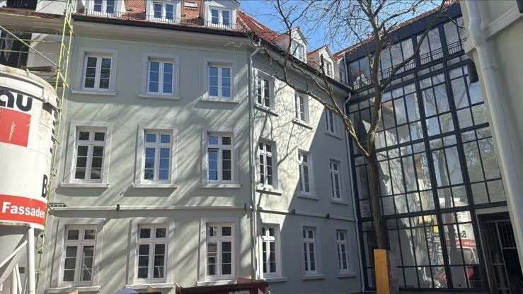Zgrada sa staklenom fasadom